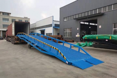 移動(dòng)叉車登車橋